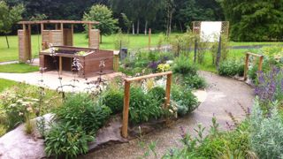 Le symposium 2020 montrera en quoi les jardins thérapeutiques permettent de s’ouvrir au monde. Ici, réalisation d’un jardin spécialisé, dans un Ehpad à Savigny-le-Temple**, mariant aire de travail, de repos et découverte de végétaux. ©Etienne Bourdon